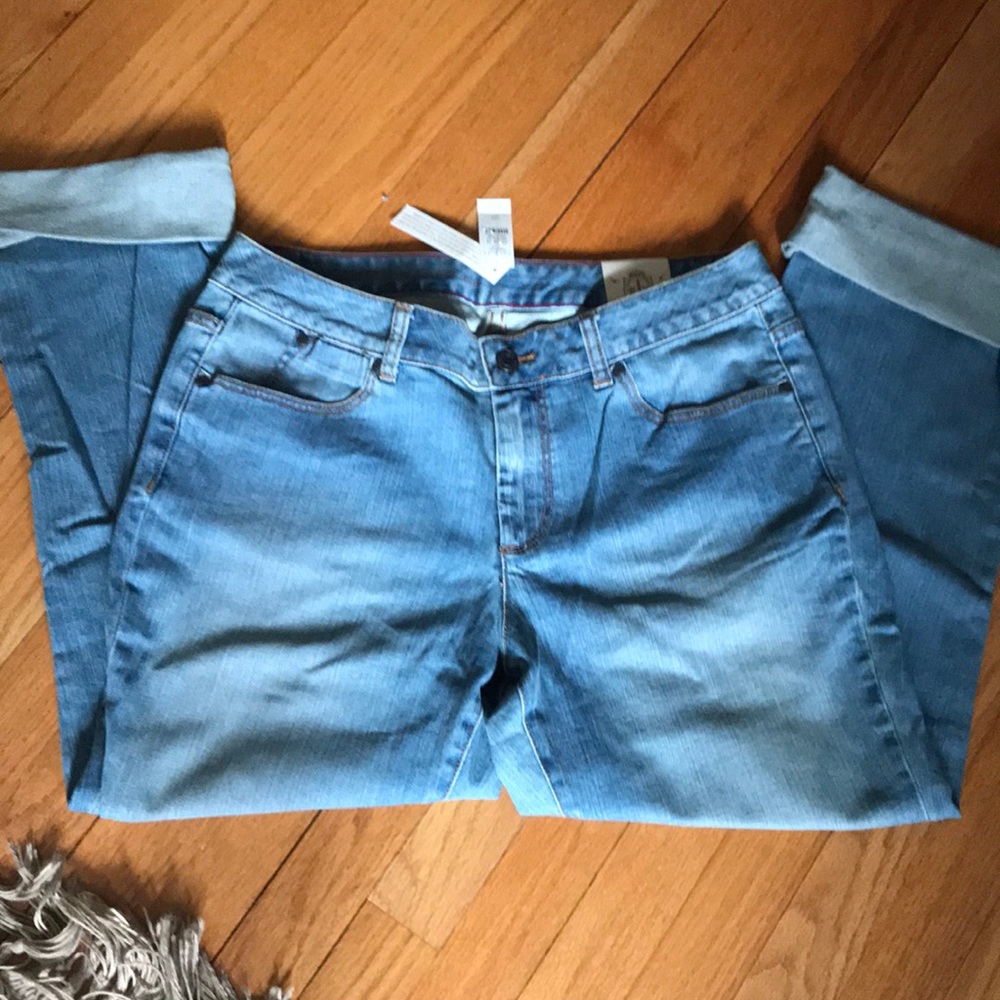 NWT-Light wash boyfriend style cropped jeans